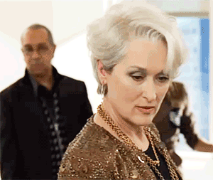 Miranda Priestly observando en silencio en la redacción de Runway, reflejando su control y autoridad sin necesidad de hablar