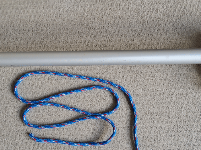 Animation showing how to tie an Icicle Hitch with blue rope around an EMT conduit.