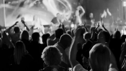 Video på Rock N Roll Machine när dom uppträder på scen.