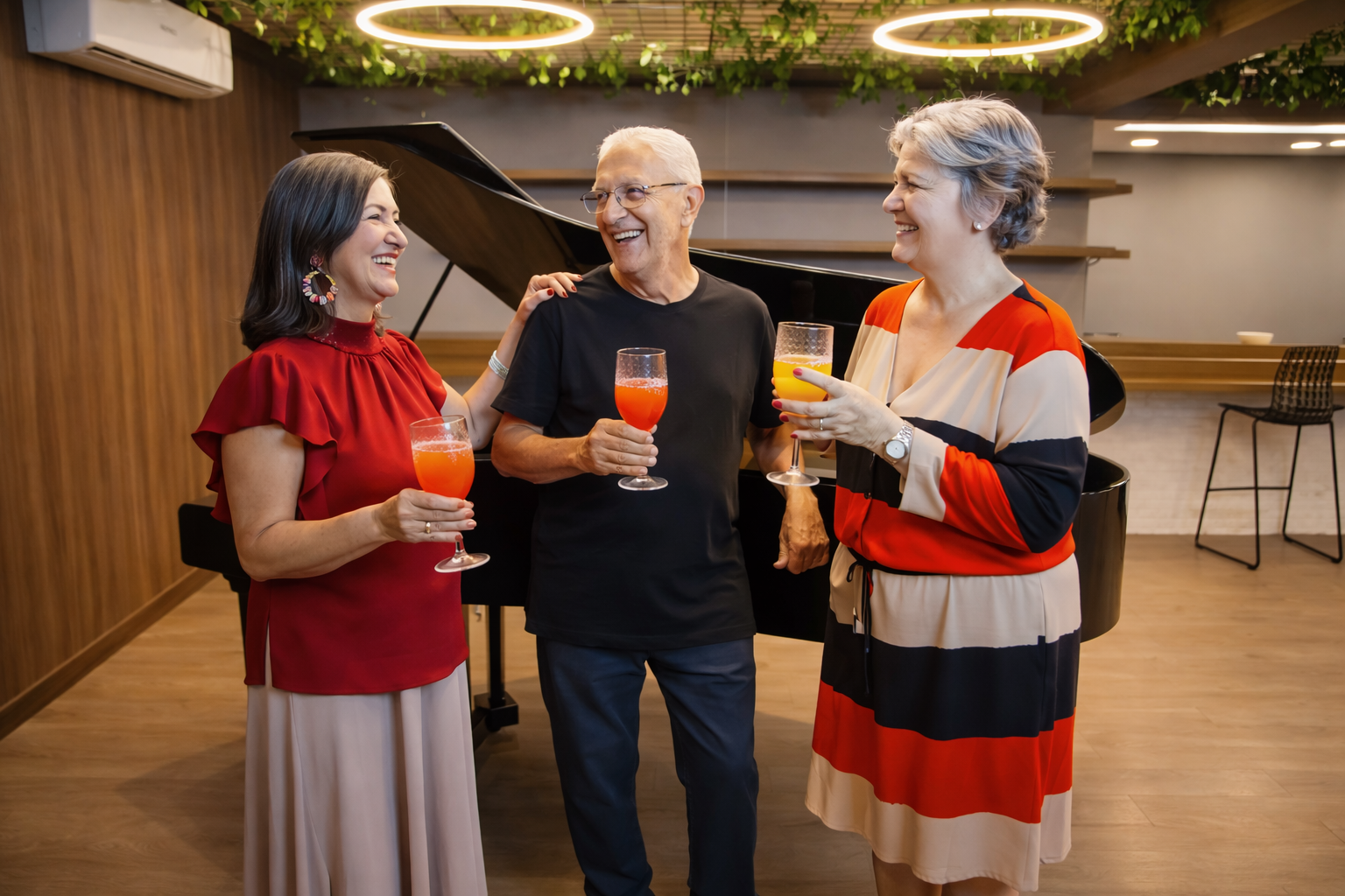 Idosos socializando ao piano no Clara Sênior