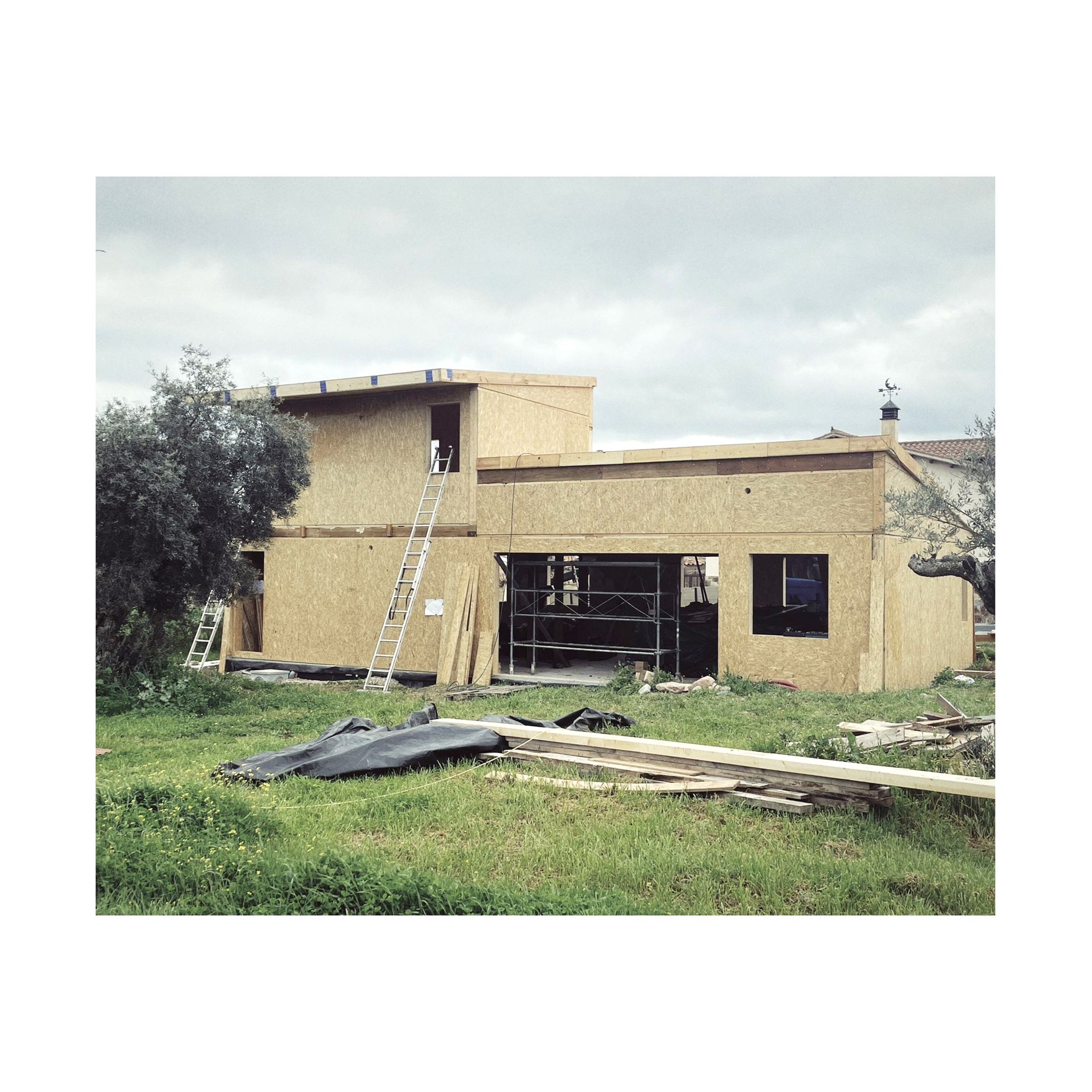 Manos trabajando con materiales de construcción sostenible en proyecto arquitectónico