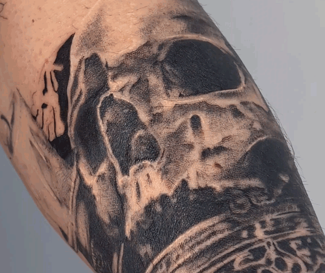 GIF de tatuaje curado de cráneo en negro realizado por elperrolatinta, tatuador en Ribadesella