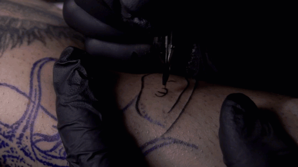 proceso de tatuaje de elperrolatinta tatuador en ribadesella