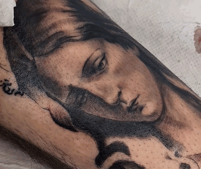 GIF de retrato femenino tatuado en negro con sombreado por elperrolatinta, tatuador en Asturias