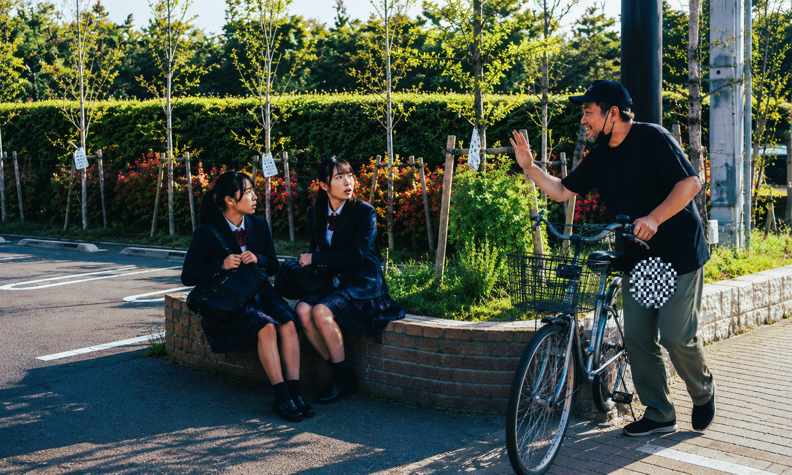不審者が女子中学生らに声をかける様子のイメージ画像