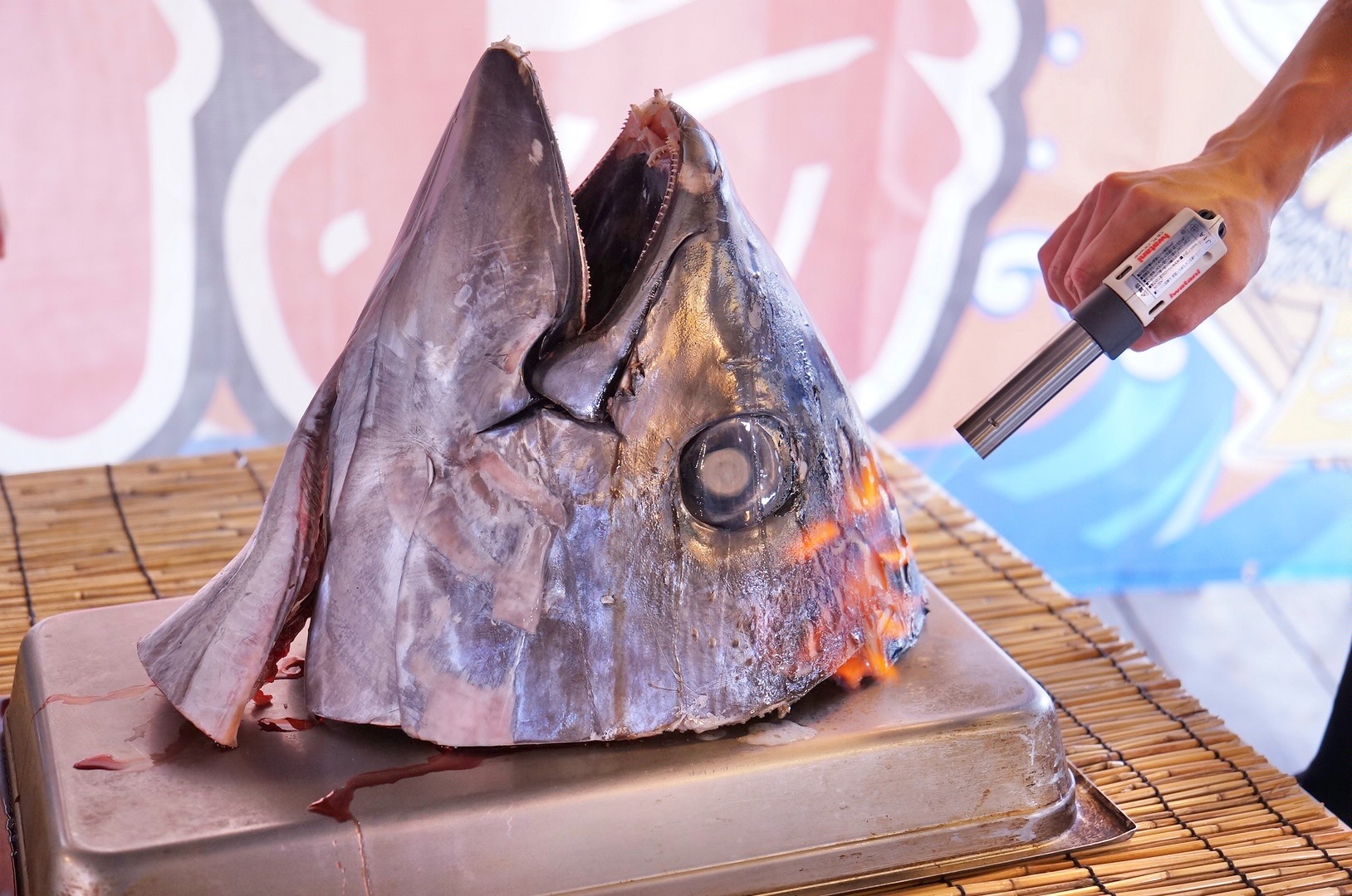まぐろのカブトの炙り焼きショー
