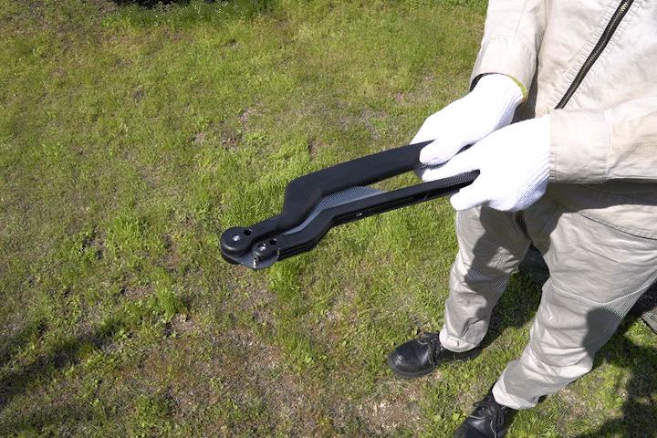 1秒で簡単開閉する浅香工業の「宝長久寛文作収納式携帯ステン中厚鎌」｜堺市のニュースならサカイタイムズ