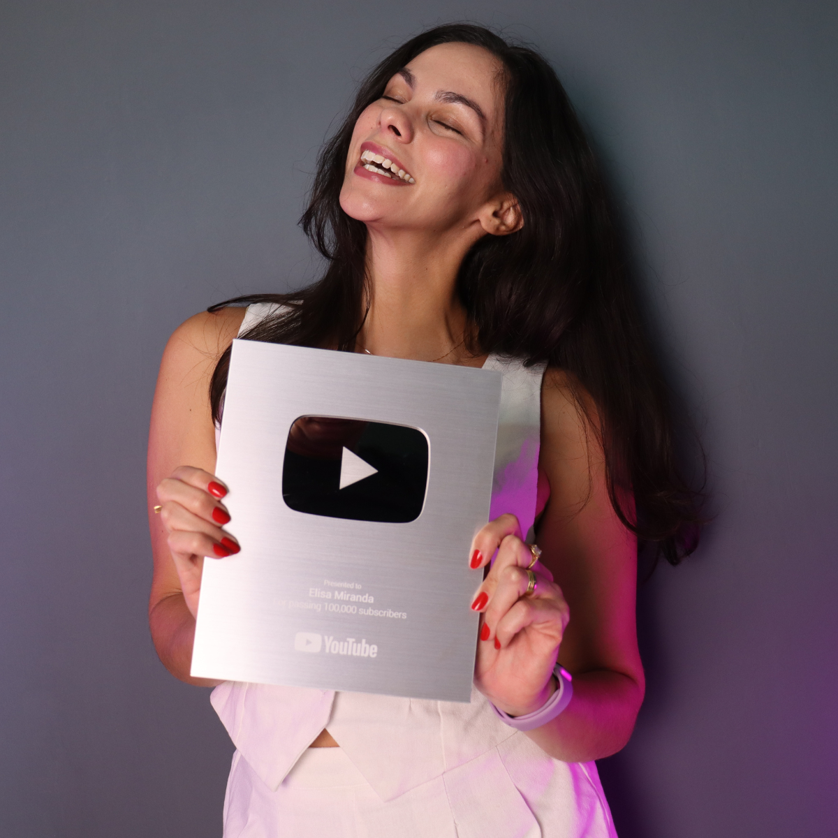 Elisa Miranda com Placa do Youtube