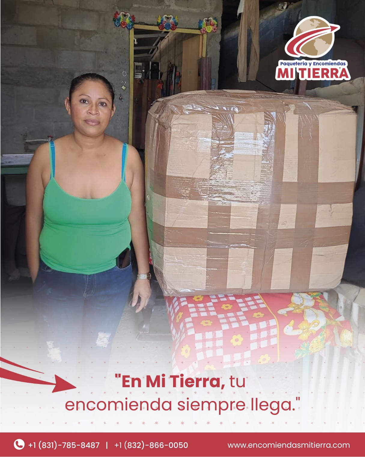 Clienta recibiendo su encomienda Mi Tierra en su hogar