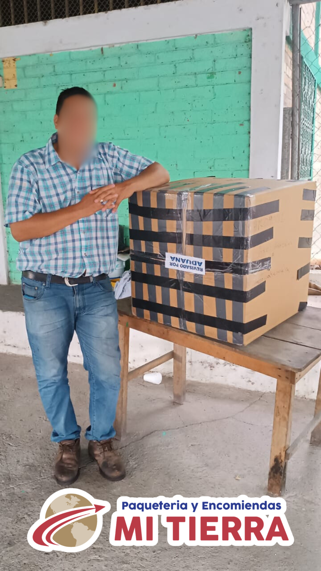 Cliente recibiendo su encomienda revisada por aduana