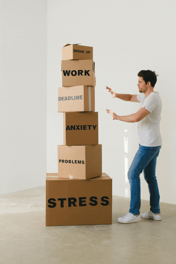 Un homme se tenant devant une pile de boîtes avec marqué stress-problems-travail