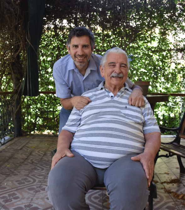 padre e hijo posando para la foto