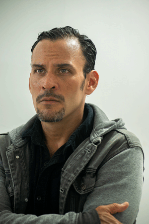 Hombre con gesto angustiante, fotografía actoral de expresión emocional.