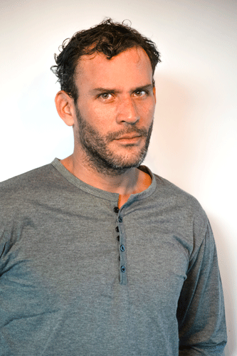 Hombre con gesto serio, fotografía actoral de expresión emocional.