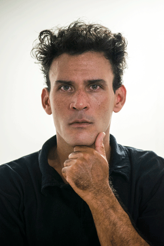 Hombre con gesto triste, fotografía actoral de expresión emocional.