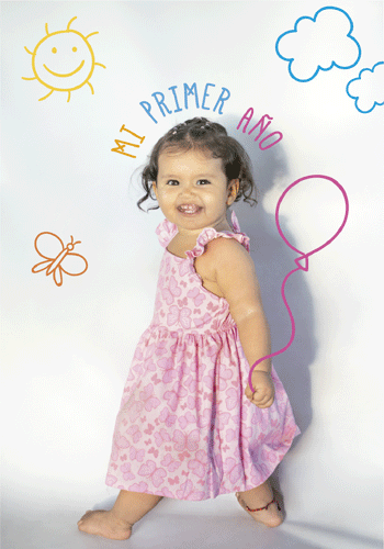 Bebé sonriente sosteniendo letrero que dice "mi primer año", en una imagen festiva y alegre.