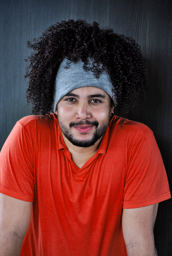 Hombre de cabello afro mirando a la cámara, enfoque en detalle de su cabello.