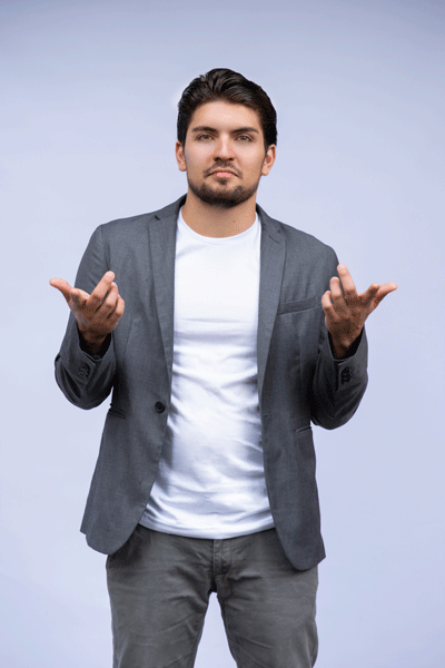 Hombre elegante haciendo gesto con las manos, retrato en estilo profesional.