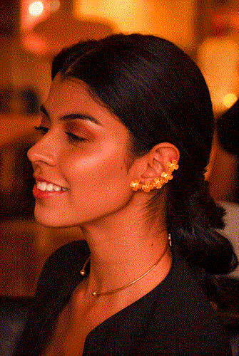 Rostro femenino en perfil, resaltando los detalles de los accesorios