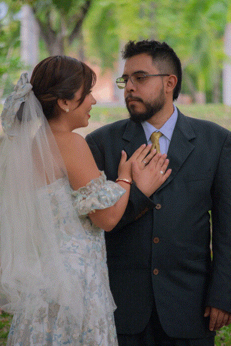 Pareja de recién casados, en su boda, capturando un momento de amor y complicidad.