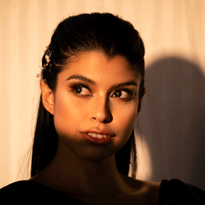 Rostro de mujer iluminado por la puesta de sol, con luz cálida y natural.