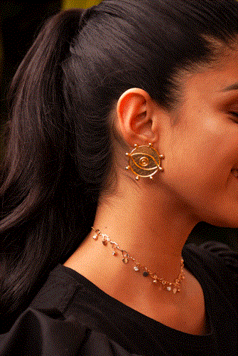 rimer plano destacando los accesorios en mujer.