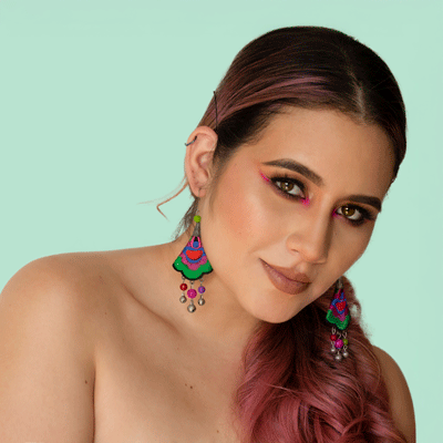 Mujer mirando a la cámara, detalle de su maquillaje profesional.