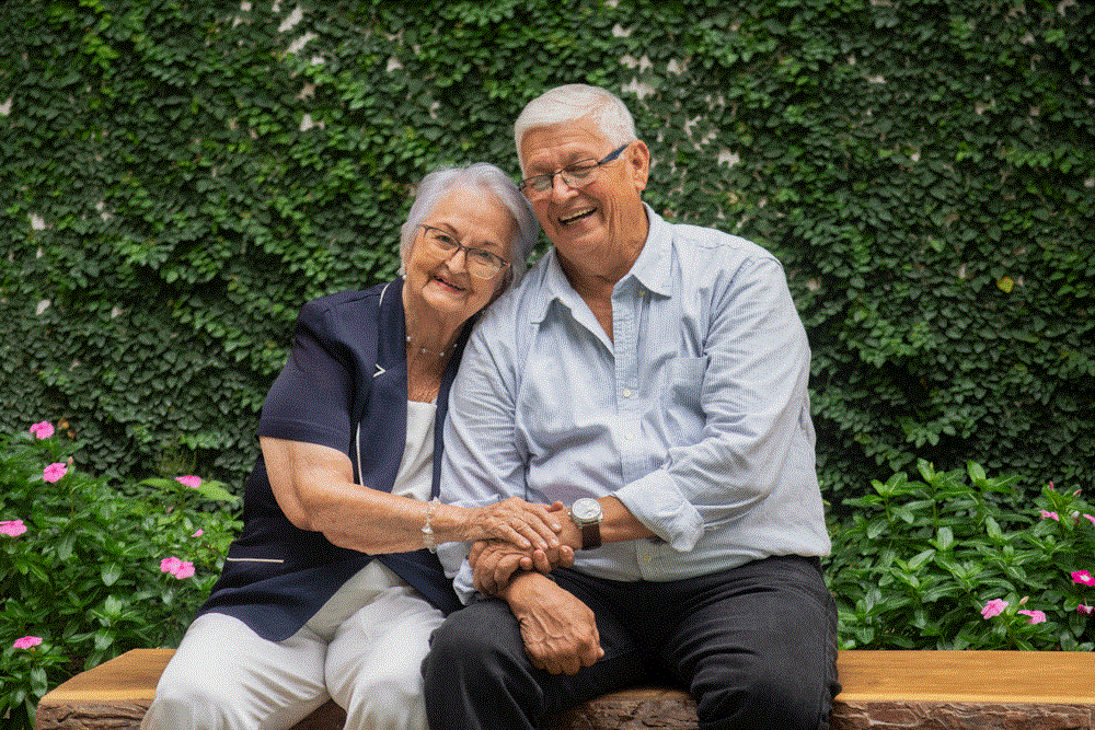 Dos ancianos, hermanos, sonriendo y disfrutando de un emotivo reencuentro familiar, capturado en una foto llena de cariño.