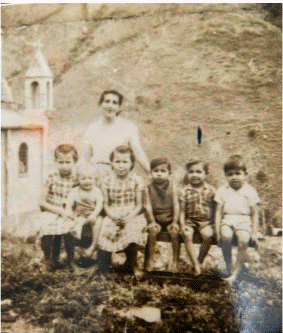 Madre y hermanos del poeta Jairo Carrasquilla Tobón en su infancia.