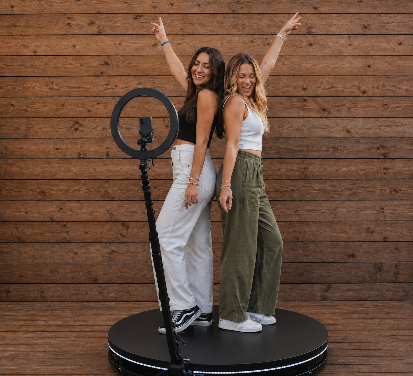 Amigas en la plataforma giratoria 360 en un evento