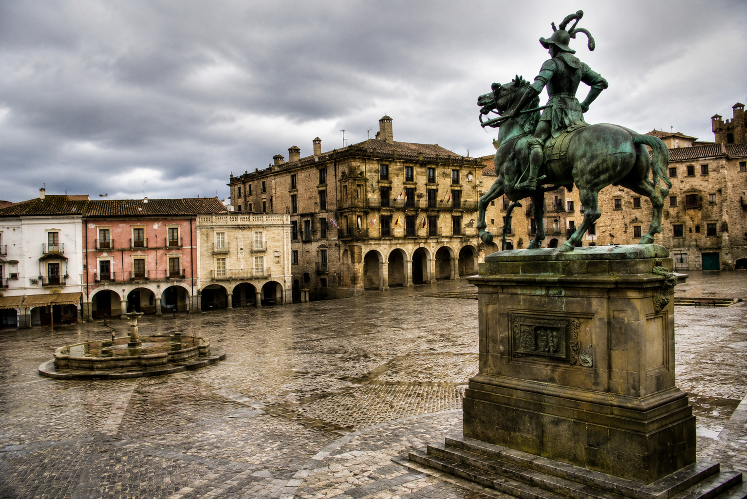 Plaza Mayor de Trujillo con la estatua de Francisco Pizarro