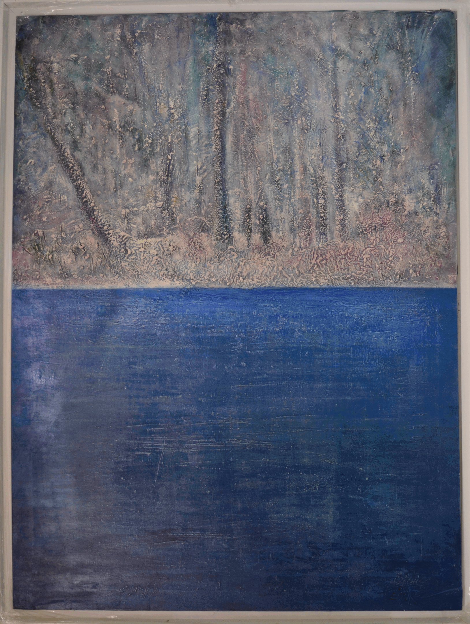 Pintura abstractaóleo de un bosque invernal nevado reflejado en las profundas aguas azules de un rio