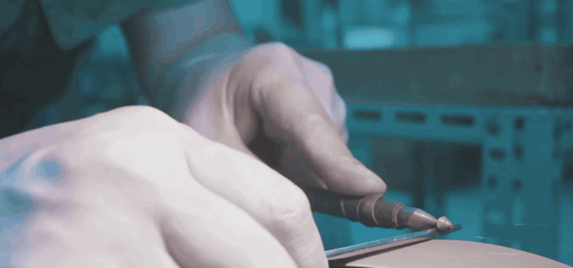 Desbarbado de precisión por técnico especializado.