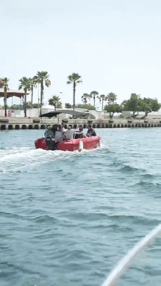 Barco de la Asociación Nautica Inclusiva adentrandose en el mar