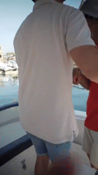 Sergio Catalá ayudando a personas a subir a embarcación inclusiva