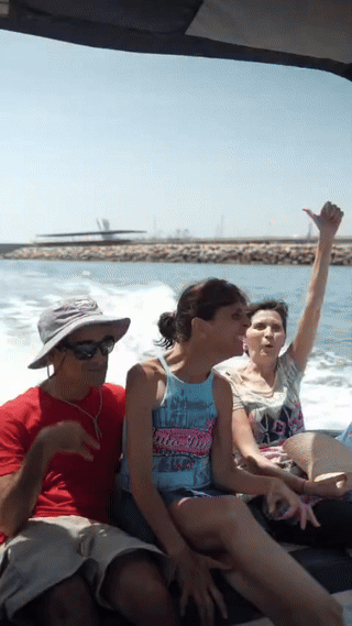 Clientes Asociación Nautica Inclusiva felices por el paseo en barco