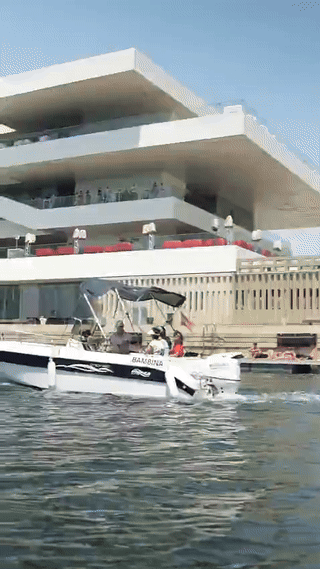 Barco de la Asociación Nautica Inclusiva en un paseo por el mar