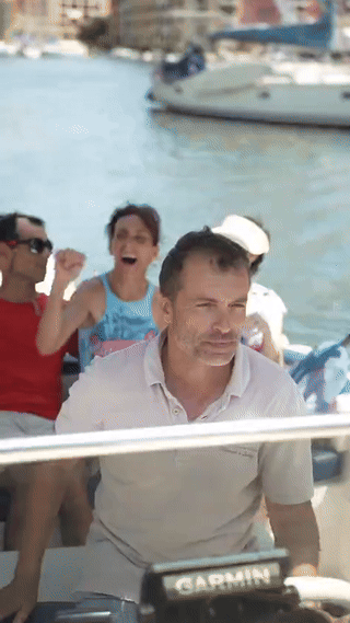 Director de Ibicon Conluse dando un paseo en barco a unas personas