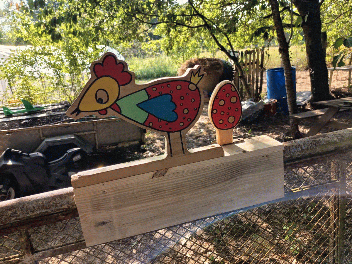 Poule en bois peinte à la main avec son œuf mobile