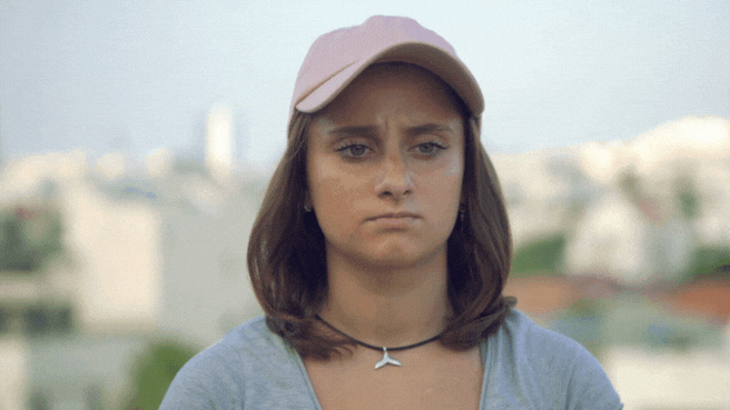 uma mulher com um boné rosa