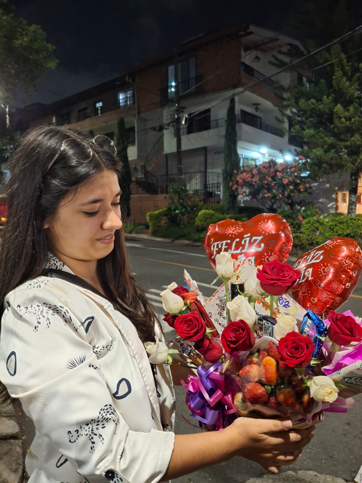[Imagen de una Ancheta Medellín con detalle personalizado, rosas y chocolates de alta calidad]