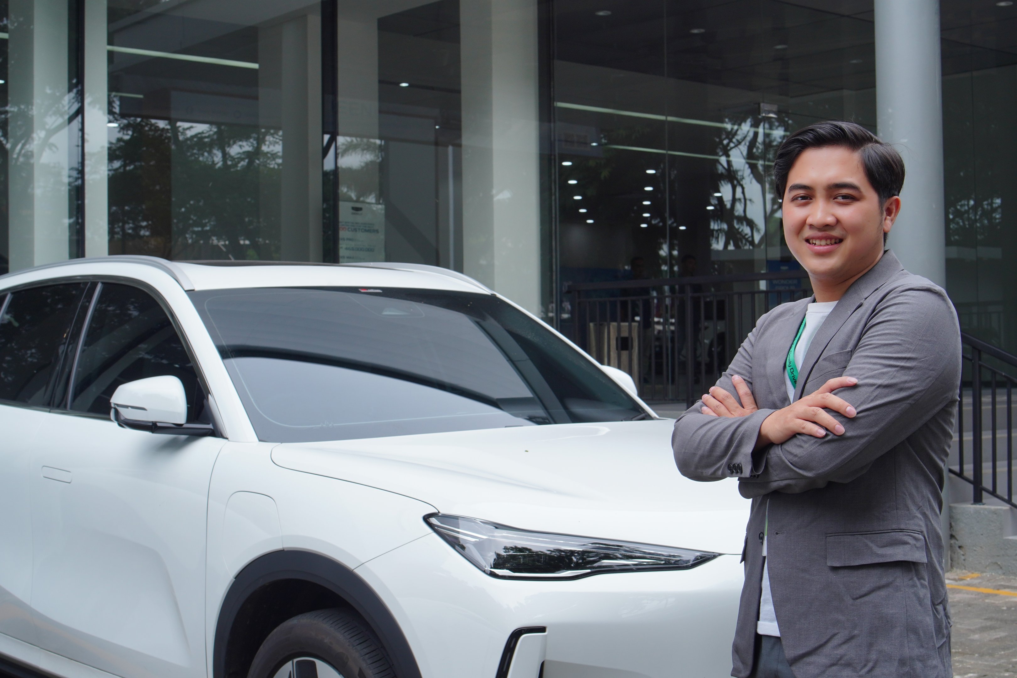 Fasad Depan Showroom Dealer Resmi Geely BSD City Tangerang Banten