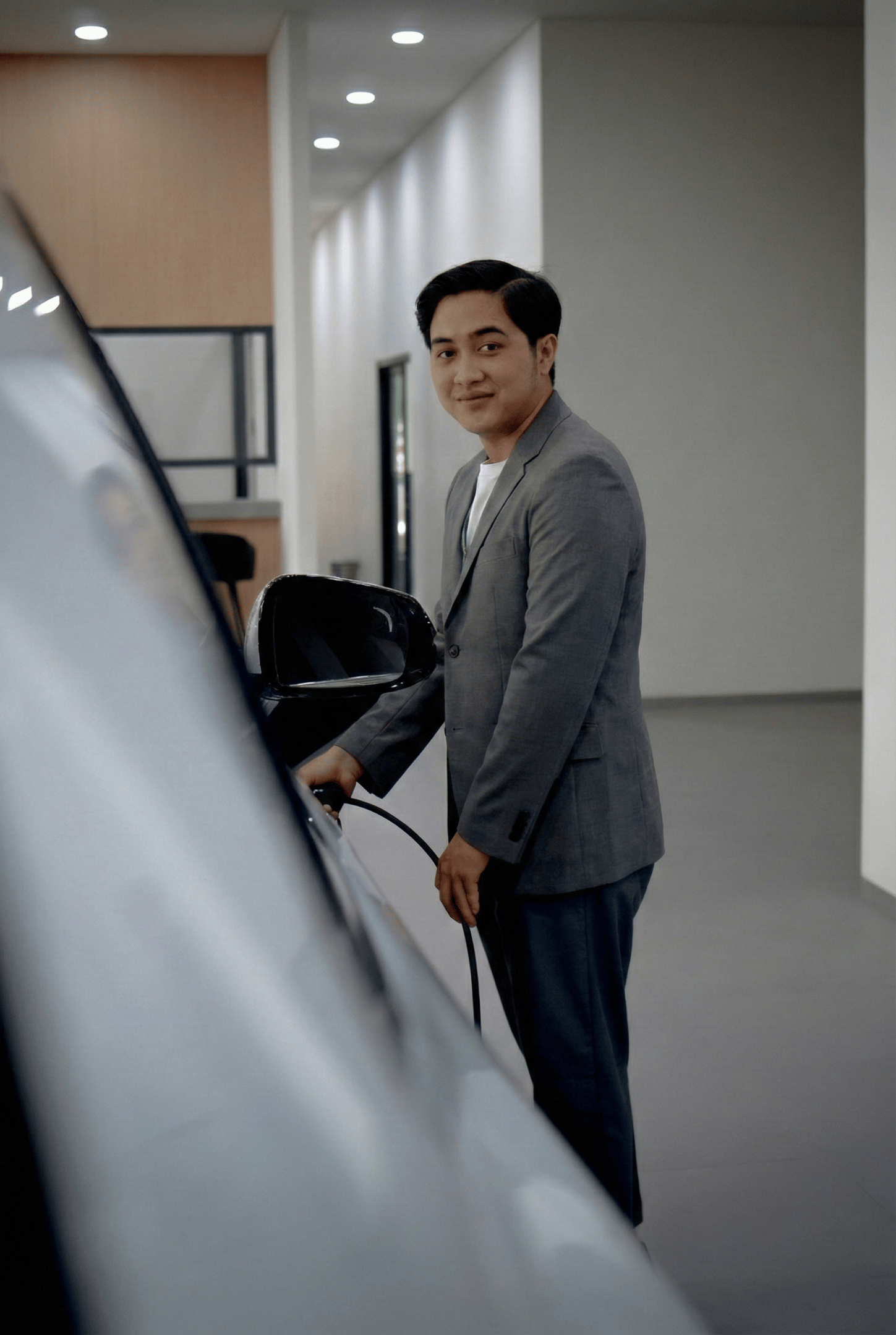 Desain Interior Arsitektur Modern Showroom Geely BSD