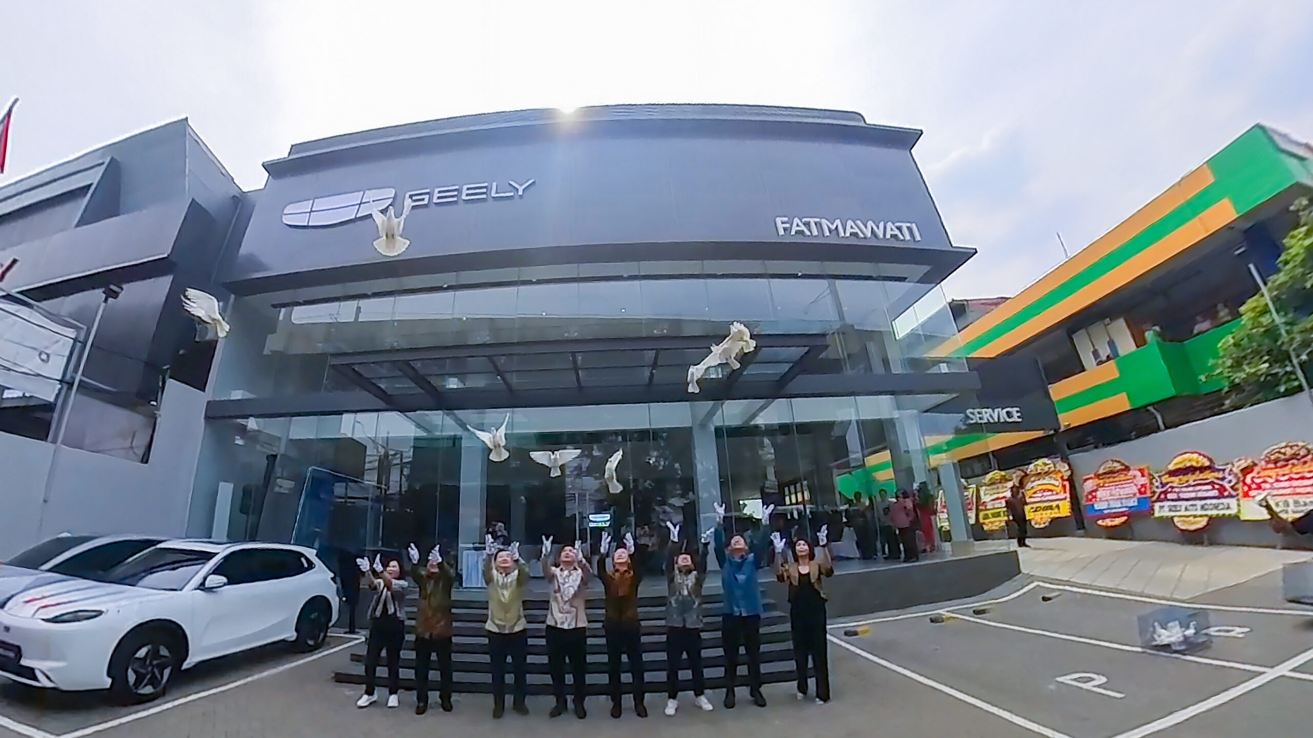 Mobil Display Geely di Showroom Fatmawati