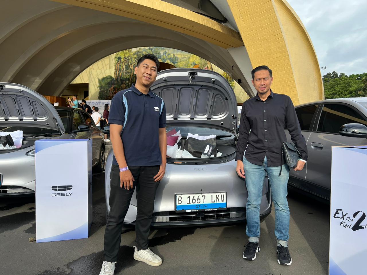 Penyerahan Mobil Geely ke Pelanggan Dealer Fatmawati