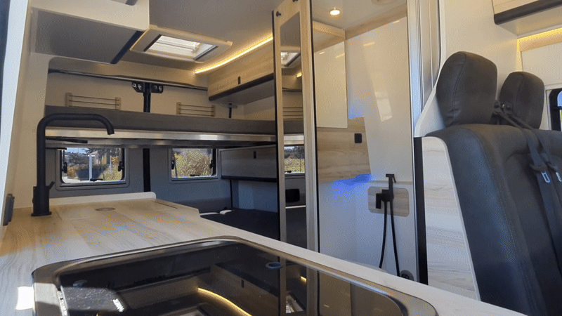 Secuencia de imagenes que muestran el interior de una furgoneta camperizada por Innovans