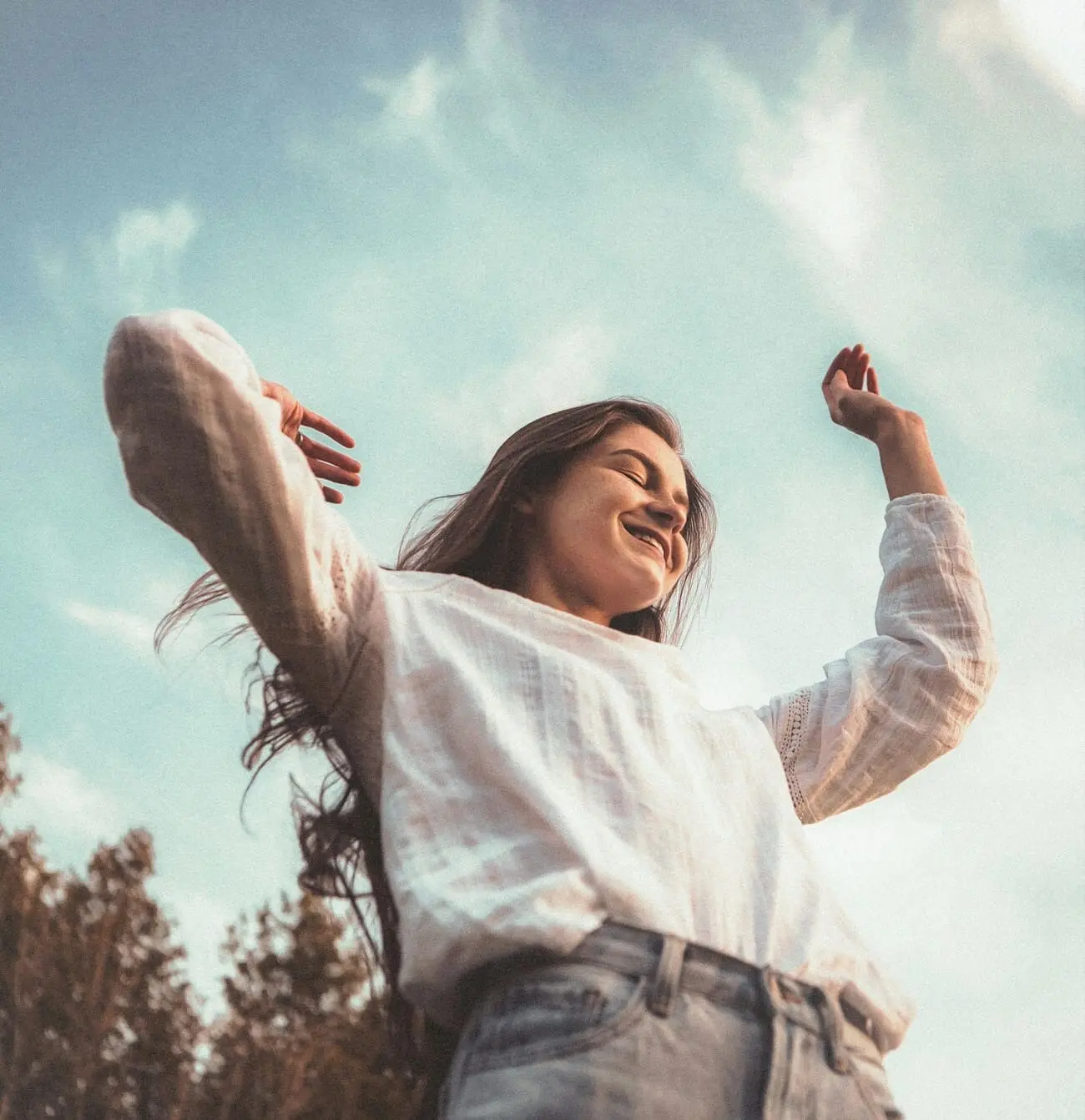 Mujer experimentando transformación emocional y paz interior