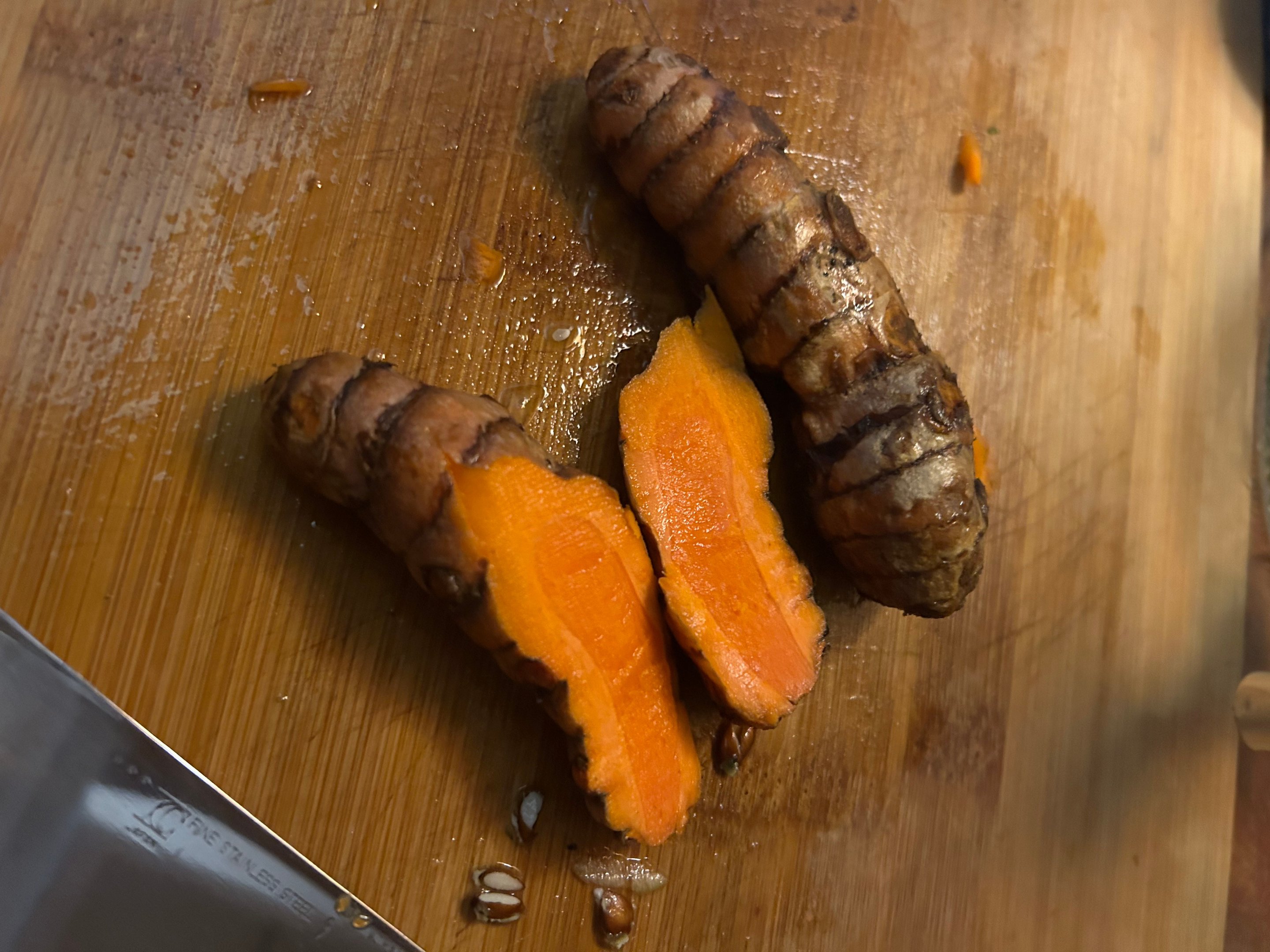 Fresh turmeric root