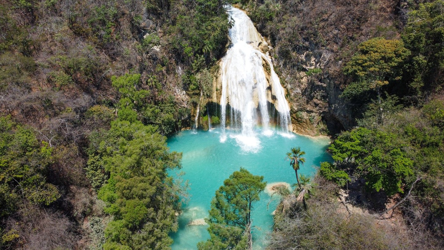 https://assets.zyrosite.com/cdn-cgi/image/format%3Dauto%2Cw%3D1440%2Ch%3D811%2Cfit%3Dcrop/mp8M21voj1TxVezR/cascada-chiflon-chiapas-comitan-tour-costos-como-llegar-barato-economico-viaje-velo-novia-AVL7bypMnQhEw473.jpg