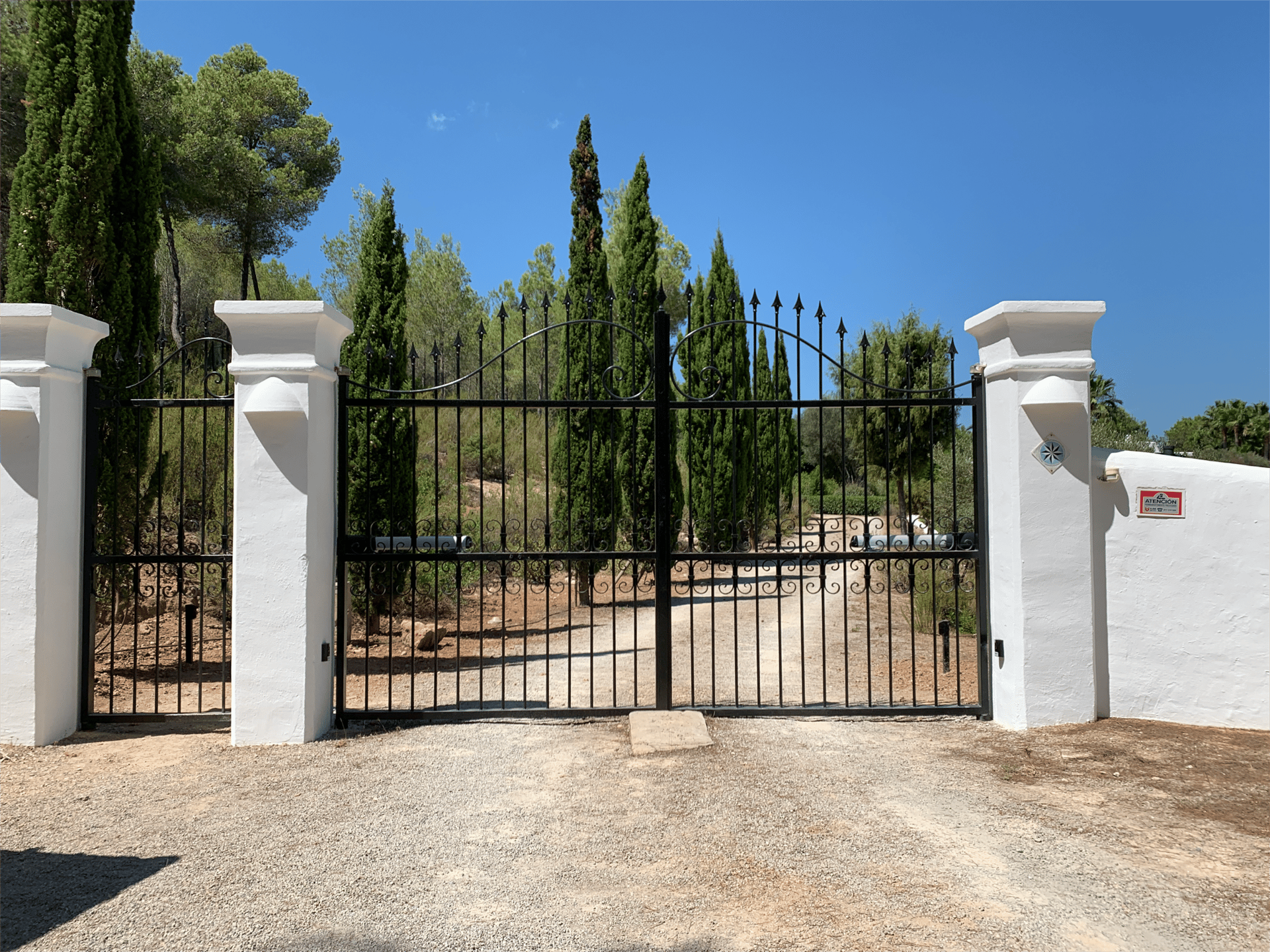 Wrought iron double gate with automation